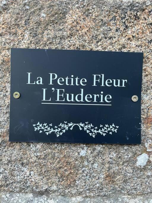 Le Petit Fleur - The Little Flower, Cosy Cottage Saint-Michel-de-Montjoie Dış mekan fotoğraf